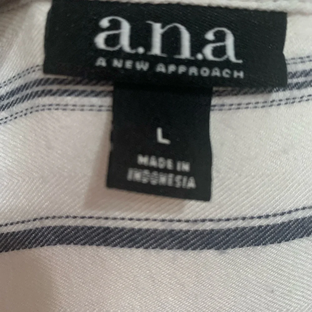 A.N.A. Black and White Short-sleeve Button Down Blouse size Large - Picture 4 of 4